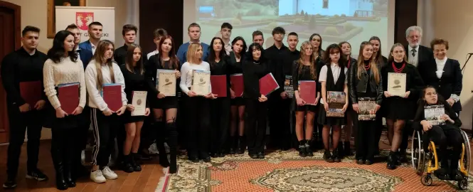 Grupa młodzieży wraz z organizatorami konkursu - Złote Pióra